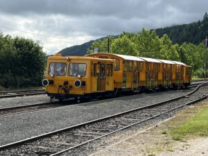 Carnica-Draisinenexpress im Bahnhof Feistritz im Rosental